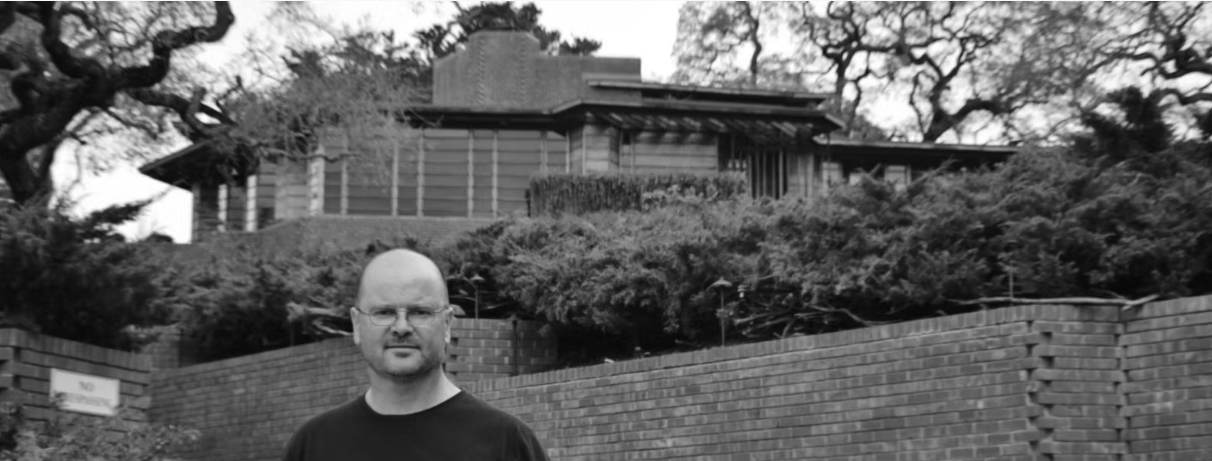 Arq. Sergio Tittaferrante frente a una obra de arquitectura